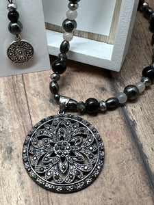 BLACK MEDALLION Necklace (NE89-N)