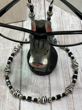 Load image into Gallery viewer, EYEGLASS NECKLACE/HOLDER (E009)
