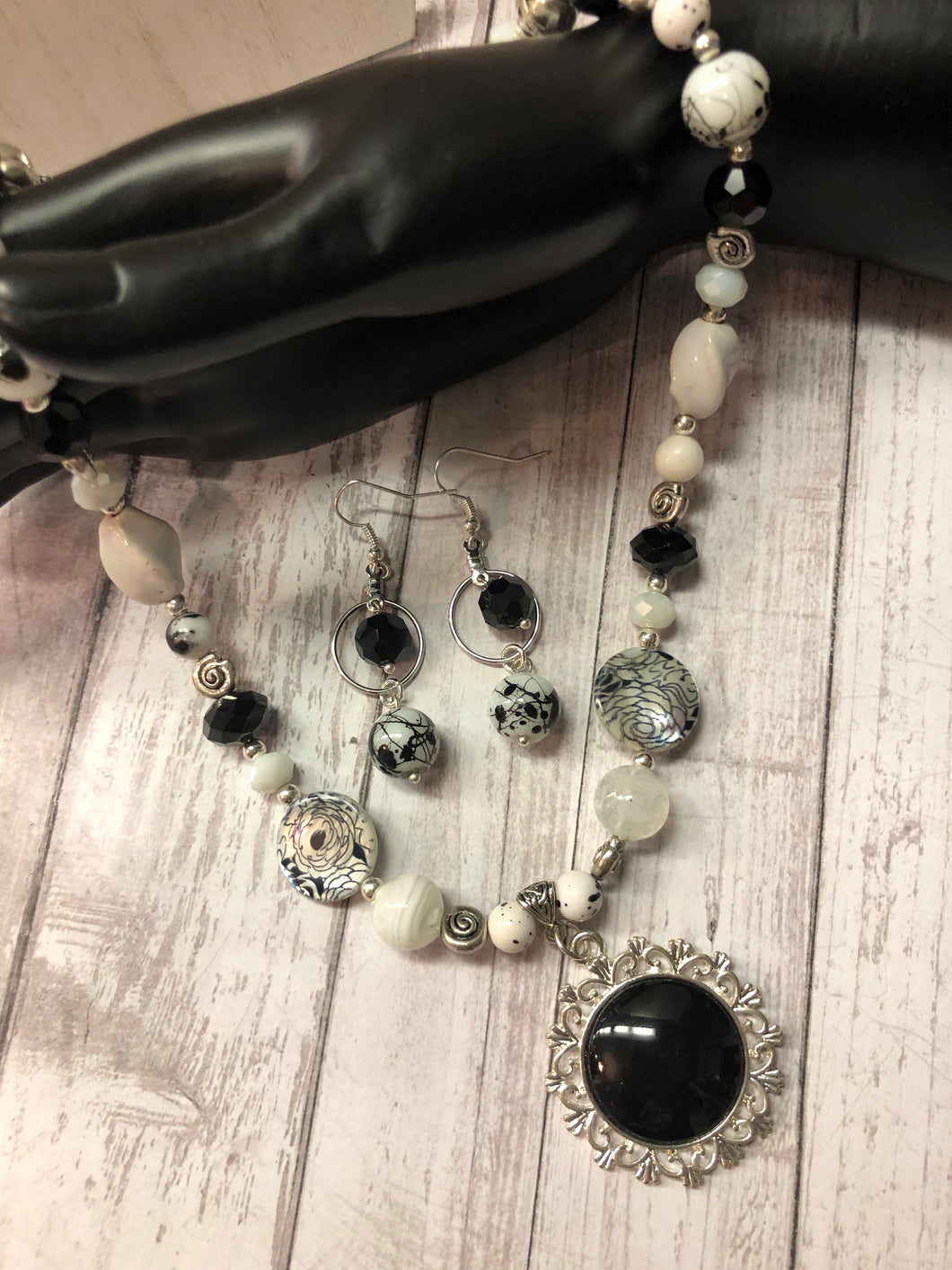 BLACK & WHITE Necklace & Earrings Set (NE025)