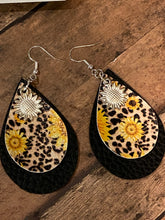 Load image into Gallery viewer, FAUX Leather Sunflower Earrings (EA0013)
