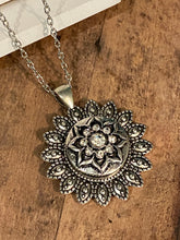 Load image into Gallery viewer, FLOWER/SUNFLOWER Snap Necklace (S54) 24&quot;
