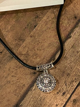 Load image into Gallery viewer, RHINESTONE Snap Leather Necklace
